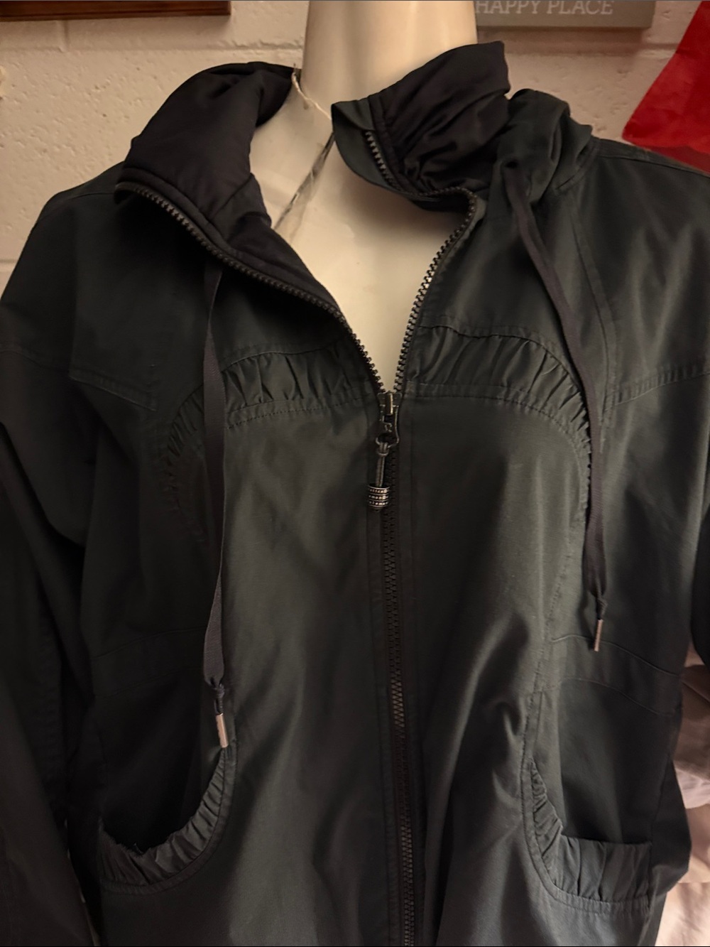Lululemon - Picture 4 of 8